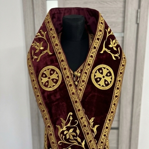 Faja Masónica Bordada en Terciopelo Borgoña con Hilo Dorado, Triple Tau y Corona, Insignia Personalizada para Vestimenta de Arquimago - Product Image 2