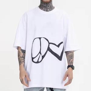 Camiseta de algodón negra de manga corta con cuello redondo y estampado de corazón de la paz para hombre, estilo urbano - Product Image 3
