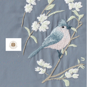 Serviette en lin avec motif d'oiseaux et de branches florales, adoucit et embellit les tables. - Product Image 1
