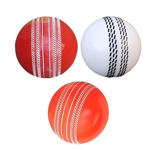 Balles de cricket de haute qualité aux couleurs personnalisées avec les meilleurs designs de logo, pour les entraînements, les matchs et les tests, balles dures pour des matchs de cricket passionnants - Product Image 1
