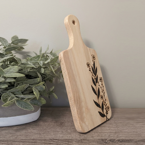 Hermosa tabla de cortar de madera con delicado diseño floral de ramas de flores silvestres quemadas a mano y asa integrada para colgar. - Product Image 2