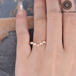 แหวนหมั้นผู้หญิง Charm_Jewells ทอง 18K ประดับโมอิสซาไนต์ทรงมาร์คีส์ ฝังเพชรแบบพาเว่ ลายดอกไม้สุดโรแมนติก สำหรับงานแต่งงาน - Product Image 1