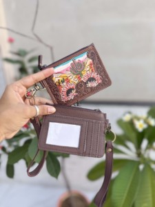 กระเป๋าสตางค์หนังแท้คุณภาพสูง ดีไซน์เก๋ พร้อมช่องใส่บัตรและเหรียญ  งานแฮนด์เมดสไตล์โบฮีเมียน สีน้ำตาล สำหรับผู้หญิง - Product Image 3