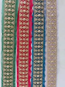 Borde de encaje de red bordado con zari floral dorado y detalles de lentejuelas y perlas, ribete festoneado elegante y sofisticado para saris de novia - Product Image 4