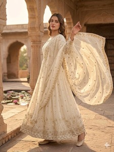 Robe ethnique indienne et pakistanaise en soie Fendy avec broderie de sequins, élégante, de créateur, pour mariages et fêtes, séchage rapide - Product Image 4