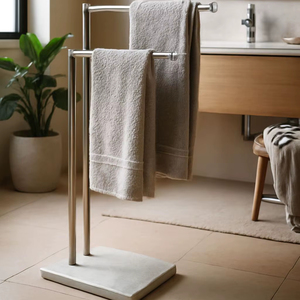 Porte-serviettes double barre chromé de luxe sur pied avec base en marbre, organisateur de salle de bain, structure robuste et durable de qualité supérieure - Product Image 1