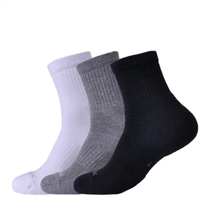Offre Exceptionnelle : Chaussettes Homme Gris Clair Décontractées Épaisses Mi-longues à Rayures en Tissu Bouclette Respirant pour l'Hiver – Vente en Gros - Product Image 2