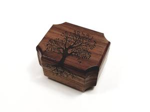 Boîte à bijoux en bois avec gravure d'arbre, forme rectangulaire, design moderne et luxueux, fermeture magnétique avec couvercle pour le rangement - Product Image 5