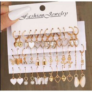 Set di 12 Paia di Orecchini da Donna alla Moda con Farfalle, Funghi, Chiusure a Lucchetto, Perle Finte e Cuori - Regalo per Donne - Product Image 6