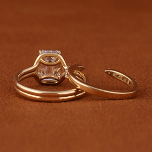 Ensemble de bagues de fiançailles en or massif 14 carats avec diamant de laboratoire taille émeraude de 2 carats et alliance assortie pavée - Product Image 4