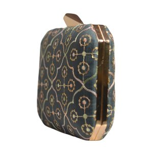 Pochette de soirée bleu marine brodée, élégante, de créateur, pour femmes, pour événements - Product Image 2