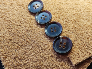 Boutons de manteau en corne de buffle à 4 trous, faits à la main, modernes, écologiques, durables et écoresponsables, vente en gros, personnalisables - Product Image 3