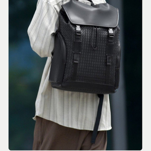 Mochila Antirrobo Minimalista de Cuero PU con Patrón de Diamantes, Resistente al Agua, 20-39L, Unisex, con Correas de Hombro y Cierre de Cremallera - Product Image 3