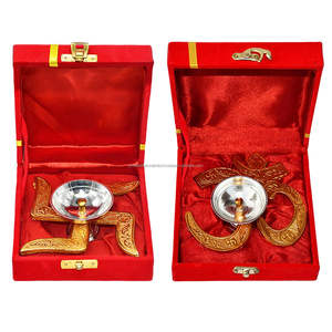 Paquete de Regalo Tradicional Bohemio con Símbolos de Swastika y Om en Latón para Diwali, Hecho en India - Product Image 1