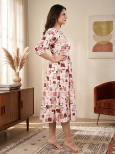 Vestido midi blanco con estampado geométrico para mujer, corte ajustado y evasé, tela Delta, cuello cuadrado, manga abullonada, vestido de moda contemporánea - Product Image 3