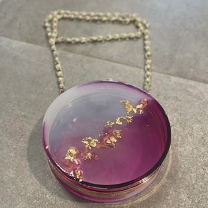 Sac à main en résine fait main, best-seller, pochette de soirée de luxe avec poignée en perles pour femmes et filles, disponible à la vente - Product Image 2