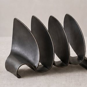 Étagère à assiettes en acier carbone forgé à la main, pliable, rangement de cuisine, design métallique artisanal - Product Image 1
