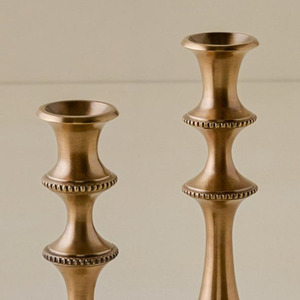 Élégant porte-bougie en métal brossé avec une base évasée et des anneaux perlés distinctifs le long du tigeau tourné - Product Image 4