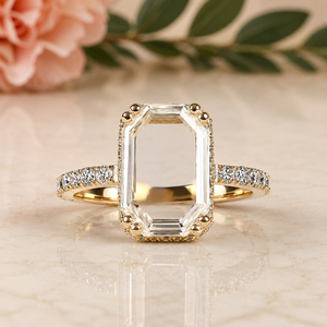 Bague de luxe en or avec pierre centrale octogonale rectangulaire taille émeraude et bande pavée, bijou raffiné et élégant au design géométrique - Product Image 1
