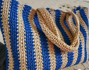 Sac fourre-tout en raphia fait main : Sac à bandoulière d'été rayé au crochet pour la plage - Product Image 1