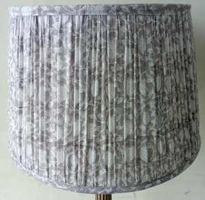 Abat-jour en tissu plissé traditionnel, forme cylindrique, fait main, motif floral gris, couvre-lampe, accessoire de décoration intérieure - Product Image 1