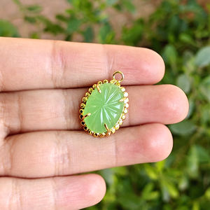 Colgante ovalado de jade prehnita verde tallado a mano, conector de piedra preciosa, componente de engaste único de latón chapado en oro de 18K - Product Image 5