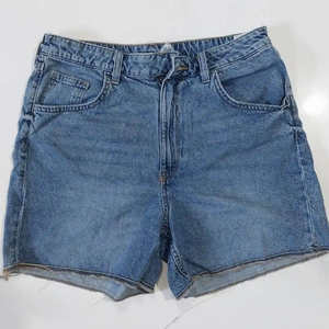 Shorts de mezclilla rectos de verano estilo Y2K personalizados por el fabricante, con cremalleras, apliques, parches, logotipo de diamantes de imitación, lavado ácido, para hombre. - Product Image 4