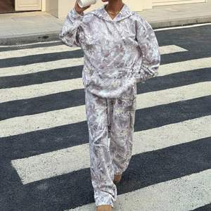 Ensemble de survêtement en molleton à capuche imprimé délavé pour femme, personnalisable, idéal pour l'hiver - Product Image 1