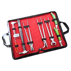 Kit de Herramientas de Herrador de Caballos de la Mejor Calidad con Estuche, Incluye Cuchillo de Herrador Forjado, Martillo Afilado para Pezuñas, Pulidor de Pezuñas y 3 Alicates para Clavos - Product Image 1