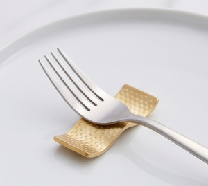 Repose-cuillère en métal martelé doré, support à couverts ondulé et incurvé pour la cuisine et la décoration de table. - Product Image 4