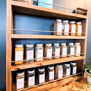 Estante de especias de madera maciza de gran capacidad premium, de 20 a 28 pulgadas de ancho, de cuatro niveles, para montar en la pared, organizador de cocina para botellas de especias. - Product Image 1