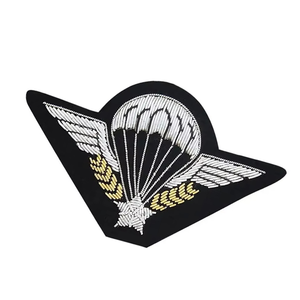 Insignias Personalizadas de Alta Calidad con Diseño a Medida, Bordadas a Mano en Tela de Lona, con Hilo Metálico - Product Image 6