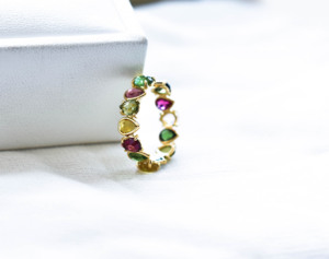 Hermoso Anillo de Eternidad con Turmalina en Forma de Pera Multicolor Natural Botánica en Oro de 14K - Product Image 3