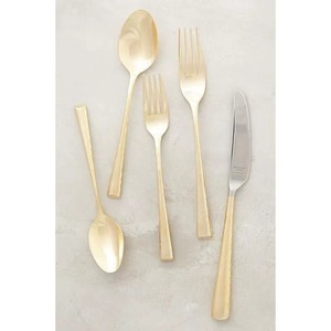 Cubiertos de latón de lujo que ofrecen un elegante contraste a la vajilla moderna, transformando comidas sencillas en momentos memorables. - Product Image 6