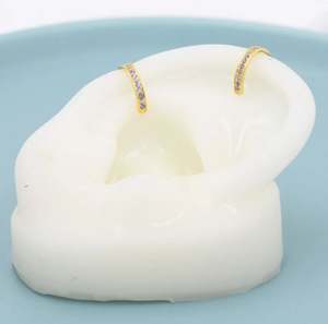 ต่างหูแบบหนีบหูสีม่วงอเล็กซานไดรต์ประดับเพชร CZ เงินแท้หรือทองคำ ดีไซน์เรียบง่าย ไม่ต้องเจาะหู ต่างหูแบบมินิมอล สีม่วงไลแลค - Product Image 3