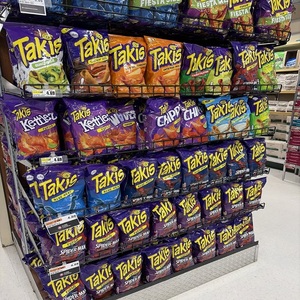 Chips de tortilla enrollados Takis Hot, con sabor picante a chile y textura crujiente, ideales para tiendas de conveniencia. - Product Image 4