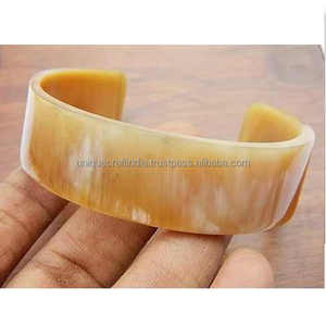 Vente en gros de bracelets faits à la main au design minimaliste naturel bracelets plats en corne fine amour poli accessoires de mode en vrac - Product Image 3