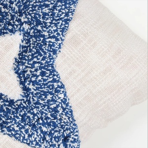 Housse de coussin carrée à franges, texture tuftée à la main, bleu et ivoire, style bohème, pour canapé, décoration intérieure - Product Image 4