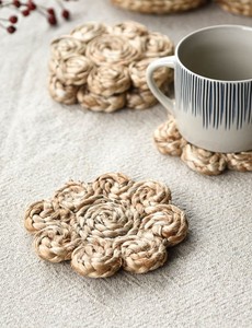 Sous-verre en rotin tressé à la main, design moderne et élégant, motif spirale naturelle en forme de pétale, pour table à manger, boissons et décoration intérieure stylée - Product Image 3