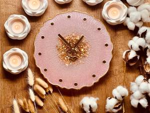 นาฬิกาแขวนผนังเรซิ่นทำมือสุดหรู พร้อมประดับมุกสีขาว โทนสีน้ำตาลและทอง ตกแต่งด้วยหินธรรมชาติ ของตกแต่งบ้านสไตล์โมเดิร์นสุดหรู - Product Image 1