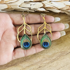 Boucles d'oreilles pendantes en laiton tendance, motif plume de paon, style bohème, finition laiton antique, boucles d'oreilles animalières et naturelles pour femme - Product Image 2