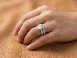 แหวนแต่งงานเพชรโมอิสซาไนต์ทรงปรินเซสคัทแท้ ขายส่ง ชุดแหวนทองคำขาว 14K สำหรับผู้หญิง ของขวัญวันครบรอบ - Product Image 4
