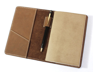Diario de aspecto vintage con un encantador aroma a cuero y tacto agradable, completamente cosido a mano con hilo encerado resistente, más fuerte que la costura a máquina. - Product Image 3