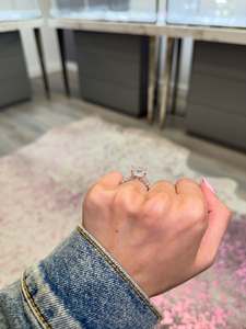 Anillo de compromiso con banda pavé de diamantes cultivados en laboratorio, corte princesa, 6 quilates, certificado IGI - Product Image 3