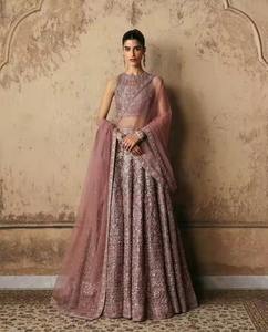 Robe de mariée pakistanaise haut de gamme, détail de détail en plan serré, vert émeraude et or antique, richement ornée, Pishwas de mariée somptueux - Product Image 2