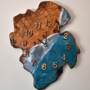 Horloge murale en bois et résine époxy, style moderne, décoration artisanale pour la maison - Product Image 2