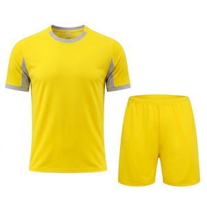 Ensemble de vêtements d'entraînement pour hommes, tissu respirant et doux, t-shirt de sport, shorts, taille élastique, vêtements de sport légers pour la salle de sport et les activités de plein air - Product Image 4