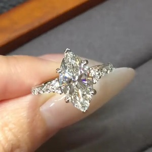 Bague de fiançailles élégante en argent sterling plaqué or avec pierre latérale taille marquise, diamant fin couleur D clarté VVS – En promotion - Product Image 2