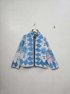 เสื้อแจ็คเก็ตผ้าฝ้ายปักลายกันตะวินเทจสุดตระการตา สีครามลายดอกทับทิม ศิลปะพื้นบ้าน สื่อถึงความอุดมสมบูรณ์และมรดกทางวัฒนธรรม - Product Image 3
