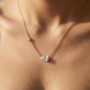 Collier pendentif solitaire en diamant de laboratoire taille poire East West, avec centre horizontal en forme de goutte et accents ronds sur les côtés - Product Image 1